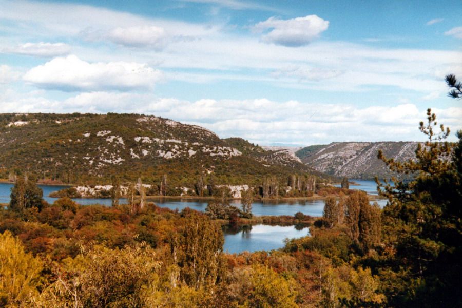 Blick auf die Krka im Krka-Nationalpark. View on the River Krka in the Krka national park.