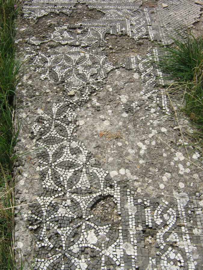 Mosaik in der archäologischen Ausgrabungsstätte Bribirska glavica. A mosaic at the archeological site of Bribirska glavica.